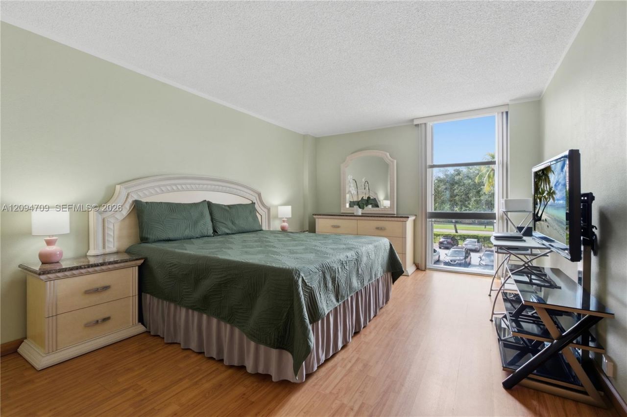 3675 N Country Club Dr , Unit 204, Aventura, FL 33180 Photo