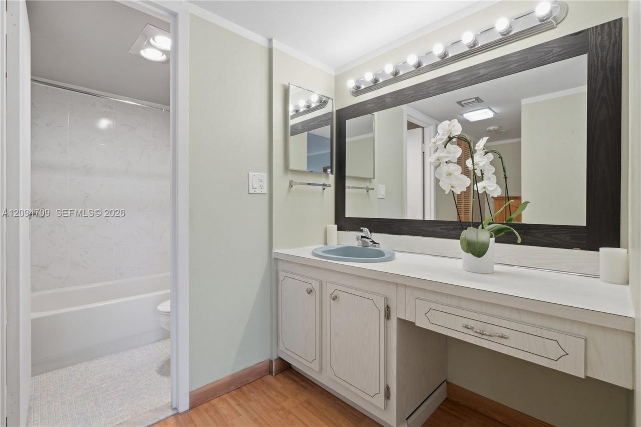 3675 N Country Club Dr , Unit 204, Aventura, FL 33180 Photo
