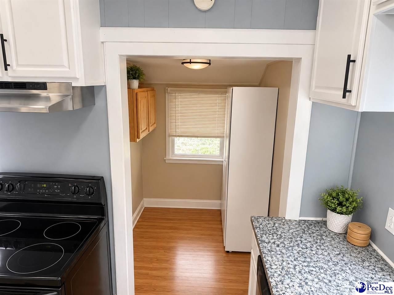 304 Chestnut St E Photo 12