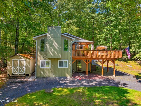 140 Lakewood Drive, Dingmans Ferry, PA 18328