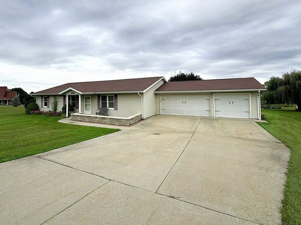 1910 Lakeview Lane , Dixon, IL 61021
