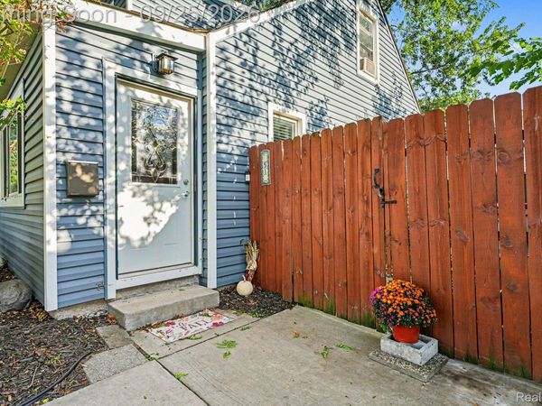 51 W Harry Avenue, Hazel Park, Mi 48030