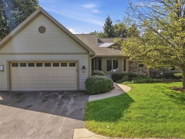 315 Oak Ridge DRIVE, Hartland, WI 53029