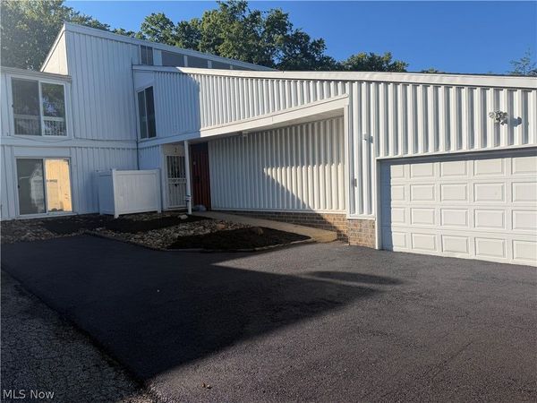 2 Sutton Place , Shaker Heights, OH 44120