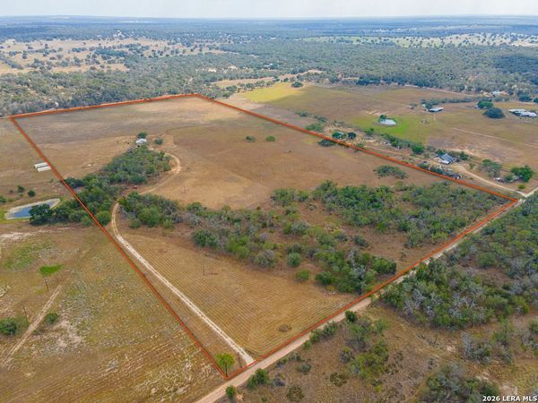 431 Turkeyfoot, La Vernia, TX 78121