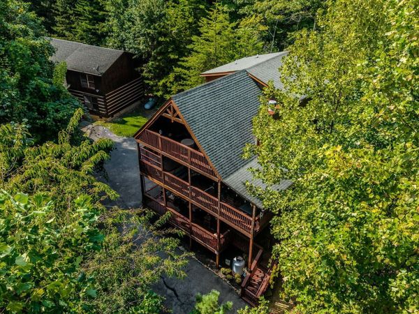1124 Twin Oaks Road , Gatlinburg, TN 37738