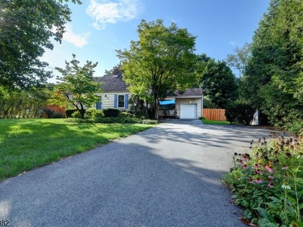 39 Sunset Rd, Pequannock, NJ 07444
