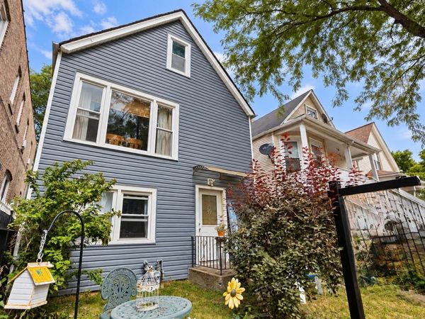 3906 W Montrose Avenue , Chicago, IL 60618