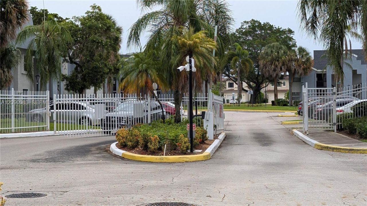 211 SW 113th Way, Unit 211, Pembroke Pines, FL 33025 Photo
