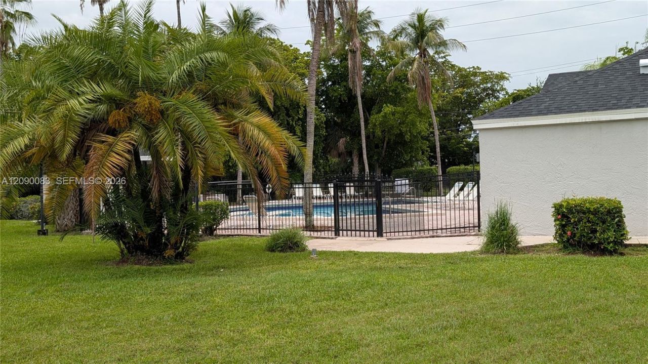 211 SW 113th Way, Unit 211, Pembroke Pines, FL 33025 Photo