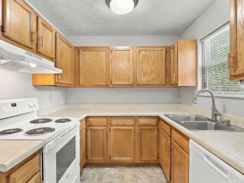 8847 Hornsea Drive, Powell, OH 43065 Photo 13