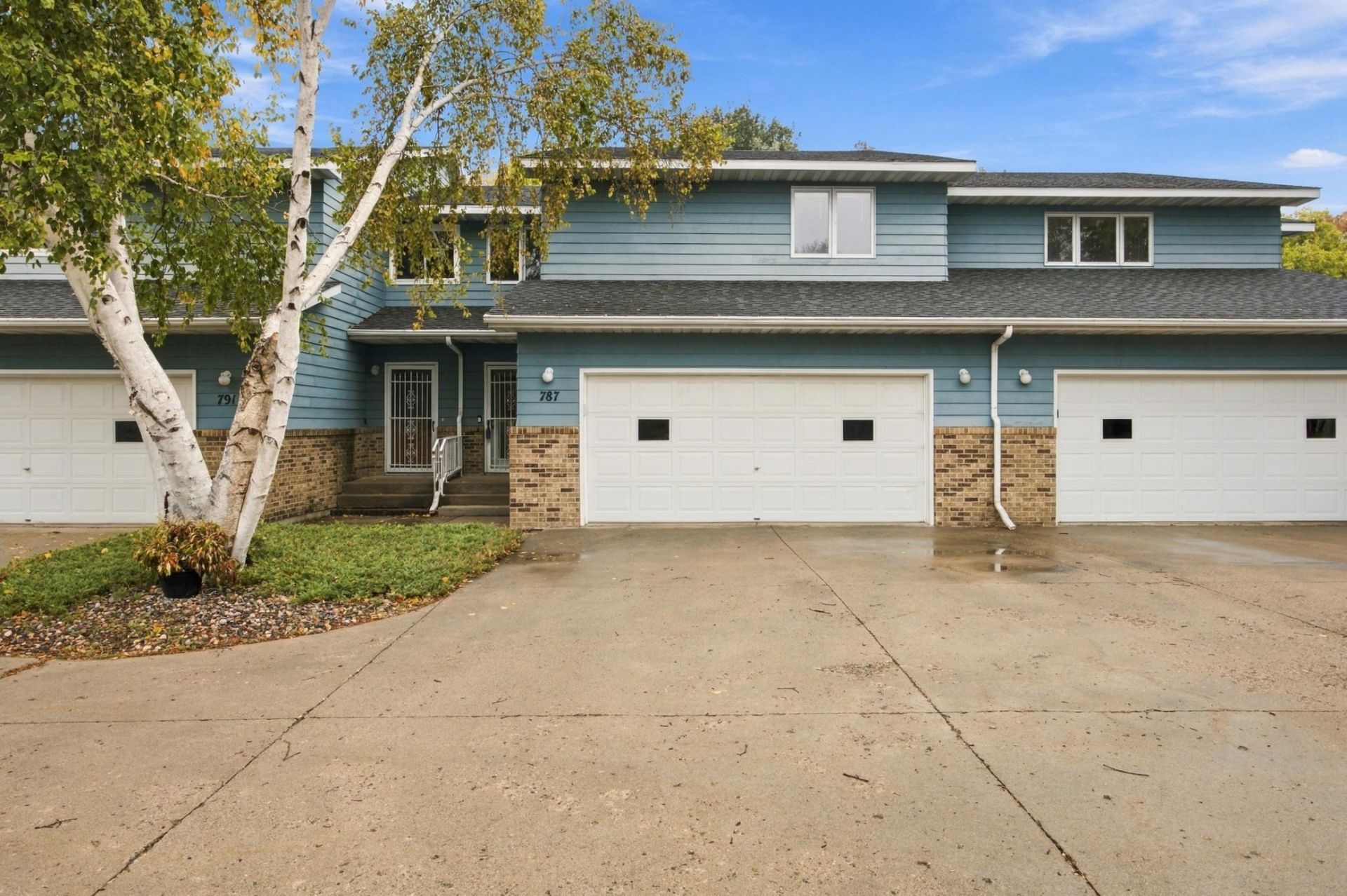 787 Royal Oaks Drive N primary photo
