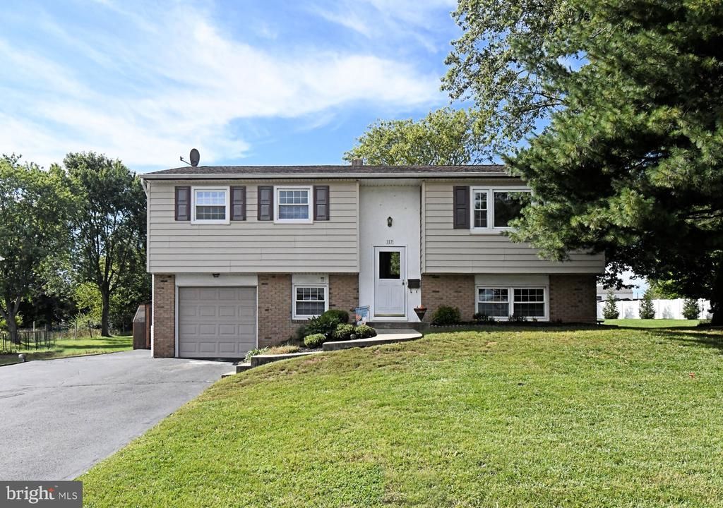 117 MEADOWLAND DRIVE , RED HILL, PA 18076