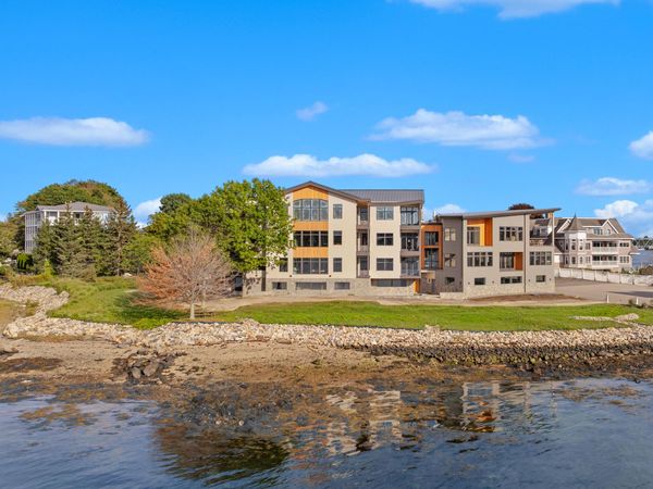 35 Badgers Island West, Unit 302, Kittery, ME 03904