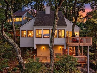 83 PINNACLE DR, Roseland, VA 22967