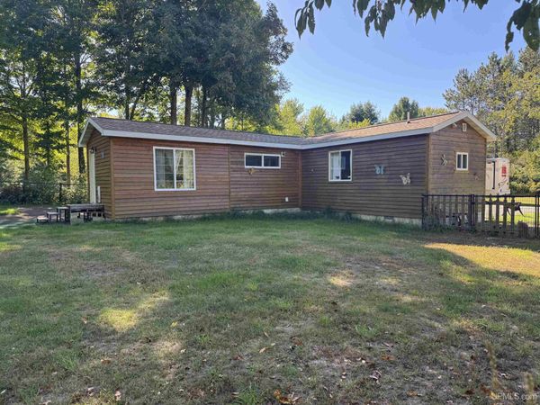 7399 W Brown Road, Hiawatha Twp, MI 49854