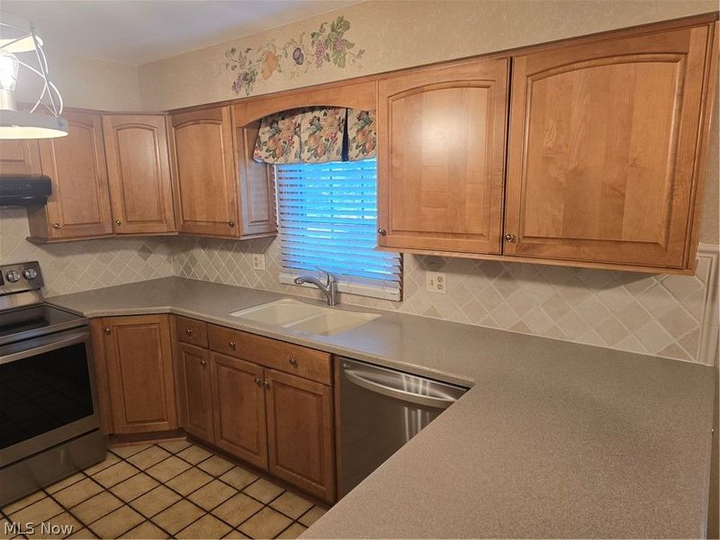 187 Crestview Drive, Elyria, OH 44035 Photo 5
