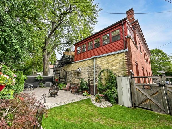1569 N Warren AVENUE, Milwaukee, WI 53202