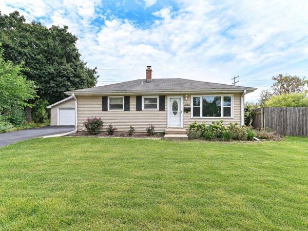 1350 Santa Monica CIRCLE, Waukesha, WI 53186