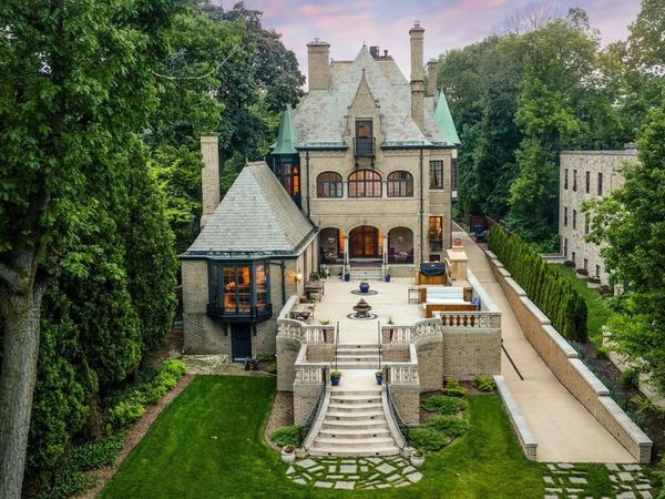 3266 N Lake DRIVE, Milwaukee, WI 53211
