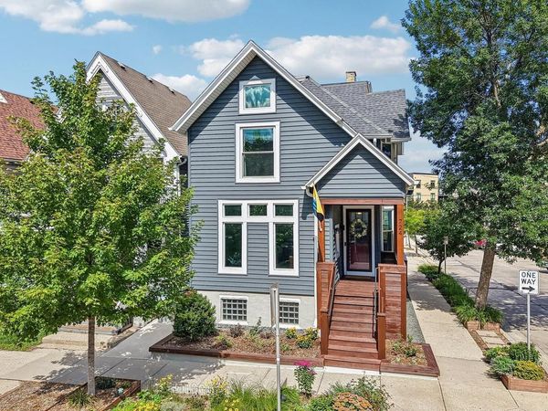 724 E Pearson STREET, Milwaukee, WI 53202