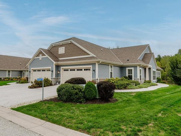 N54W35177 Coastal AVENUE, Unit 40-2, Oconomowoc, WI 53066