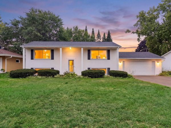 1616 Sandhurst Avenue E, Maplewood, MN 55109