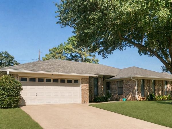 2077 Parkridge Drive, Hurst, TX 76054