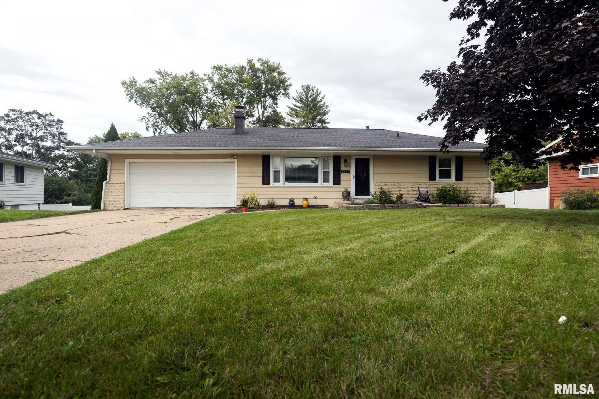 2837 W Susan Curve, Peoria, IL 61615 Main Photo