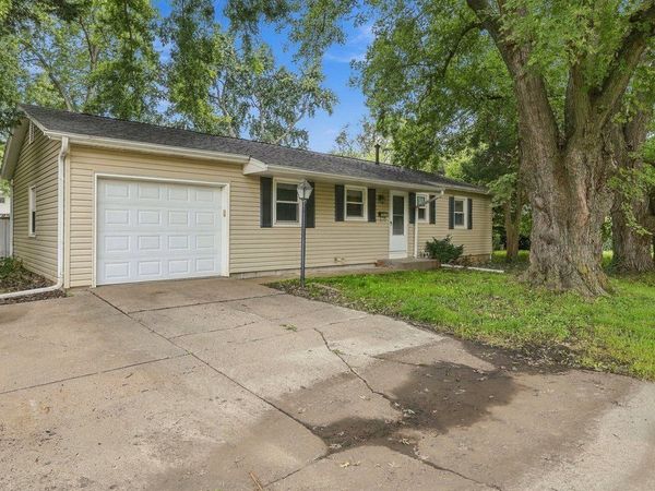 1525 MIDDLE Road , Bettendorf, IA 52722