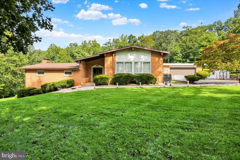 185 N RIDGE ROAD, REINHOLDS, PA 17569