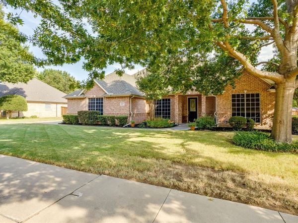 427 Shenandoah Drive, Burleson, TX 76028