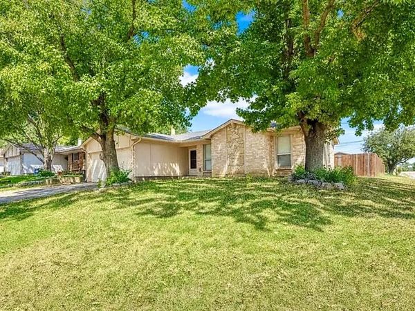 915 Lemontree Drive , Arlington, TX 76017