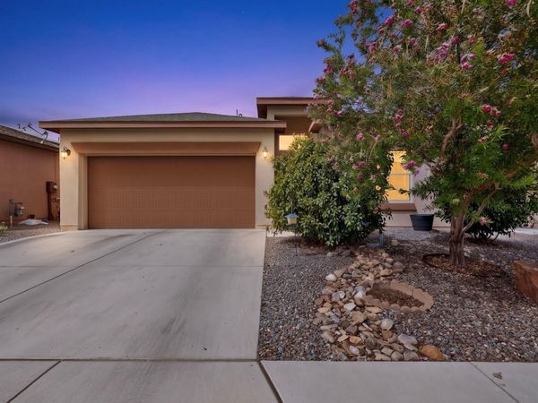 5823 Ermemin Avenue NW, Albuquerque, NM 87114