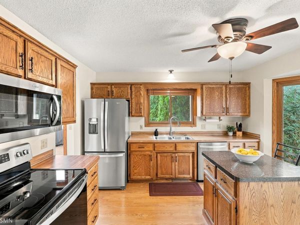 720 Sierra Trail, Chanhassen, MN 55317