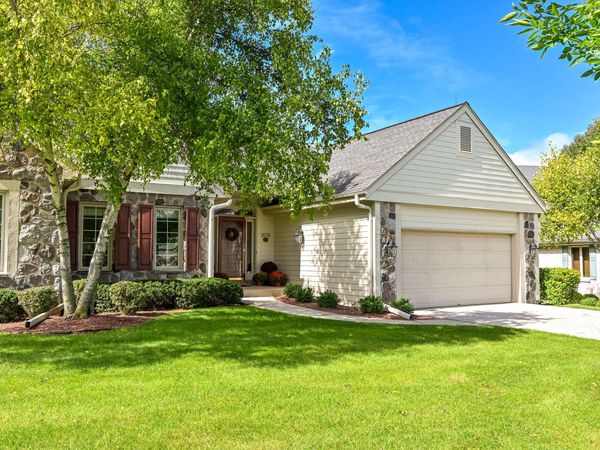 2636 W Lake Forest Ct, Mequon, WI 53092