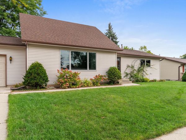 1378 Irving Cir, Manitowoc, WI 54220