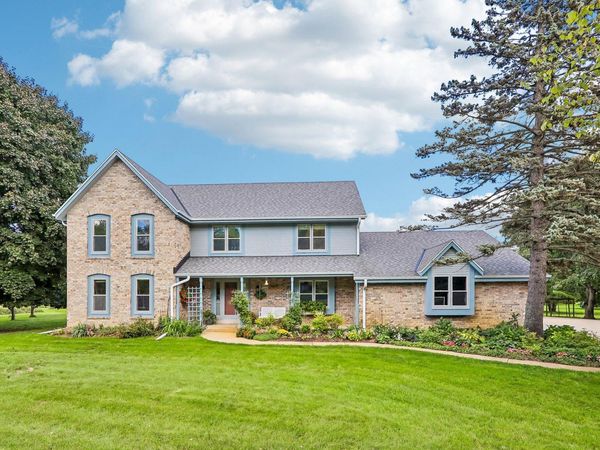 W284N3580 Old North Shore Dr, Delafield, WI 53072
