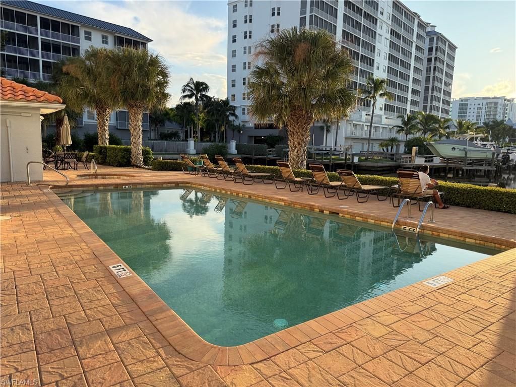 9101 Vanderbilt Dr , Unit 204, Naples, FL 34108 Photo