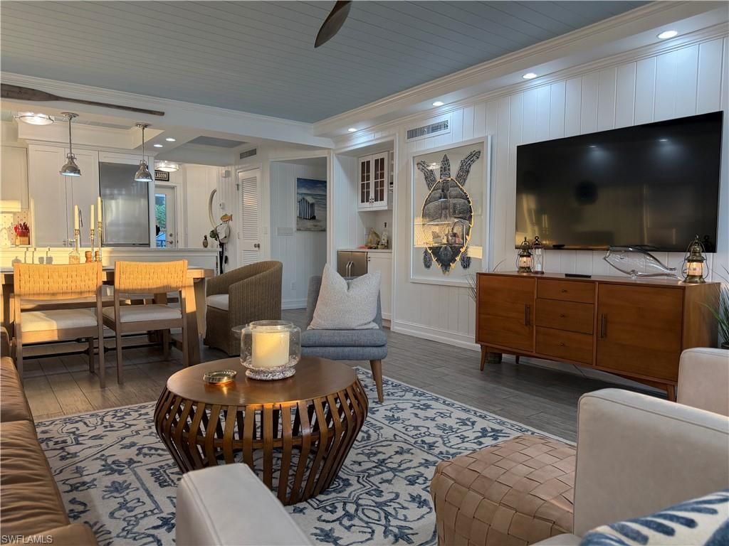 9101 Vanderbilt Dr , Unit 204, Naples, FL 34108 Photo