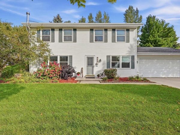 914 Kings Ridge COURT W, West Bend, WI 53090