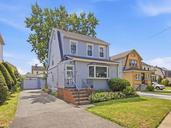 27 South Drive , Valley Stream, NY 11581
