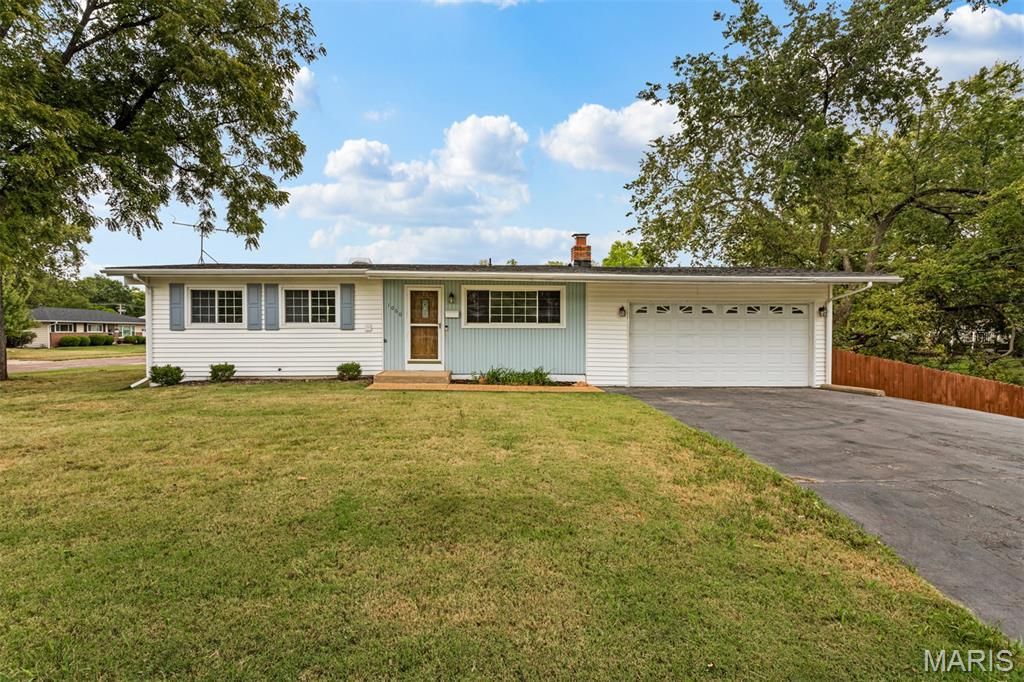 1060 Loveland Drive, Florissant, MO 63031 Main Photo