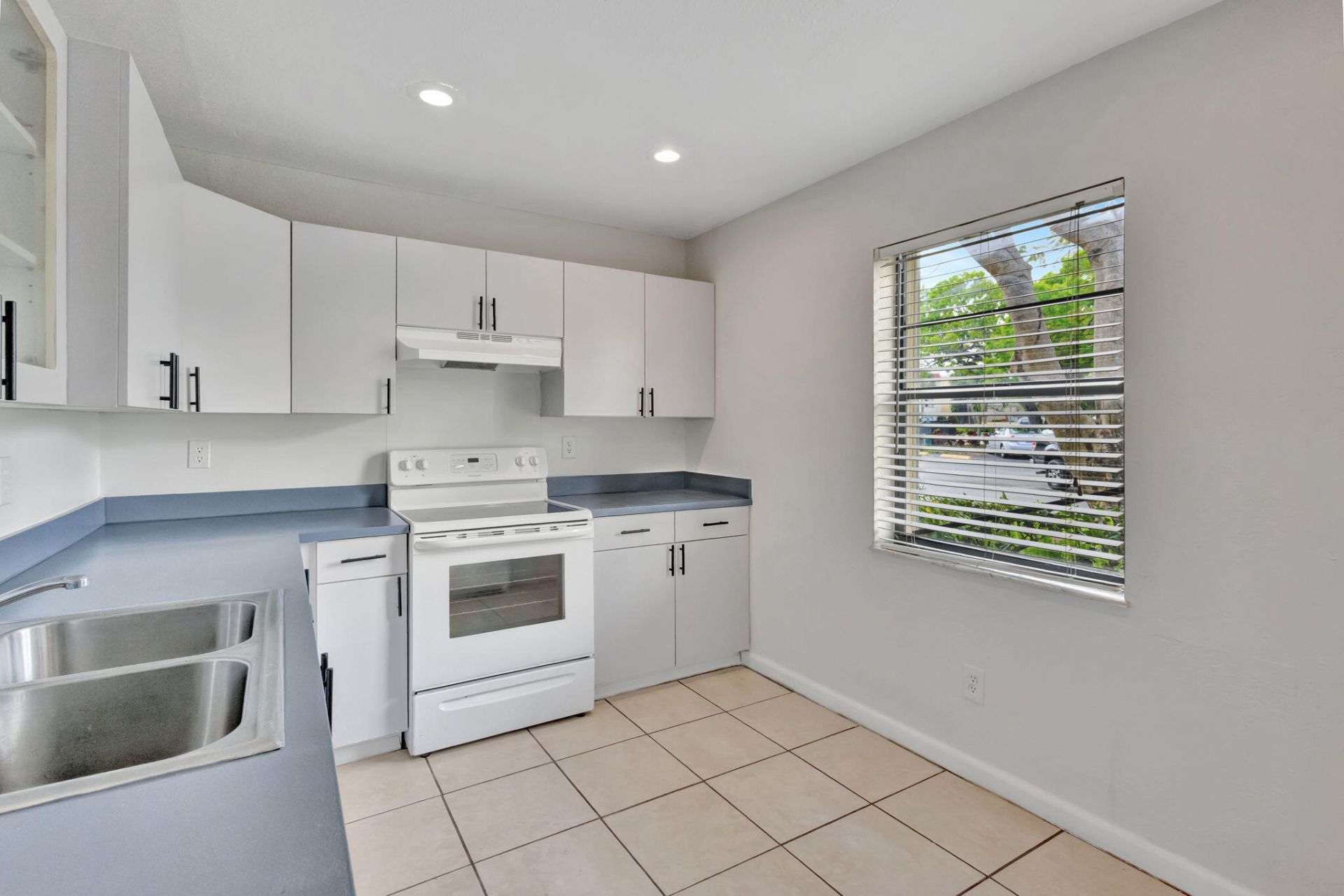 2050 Oleander Avenue, Unit 2-106, Fort Pierce, FL 34950 Photo