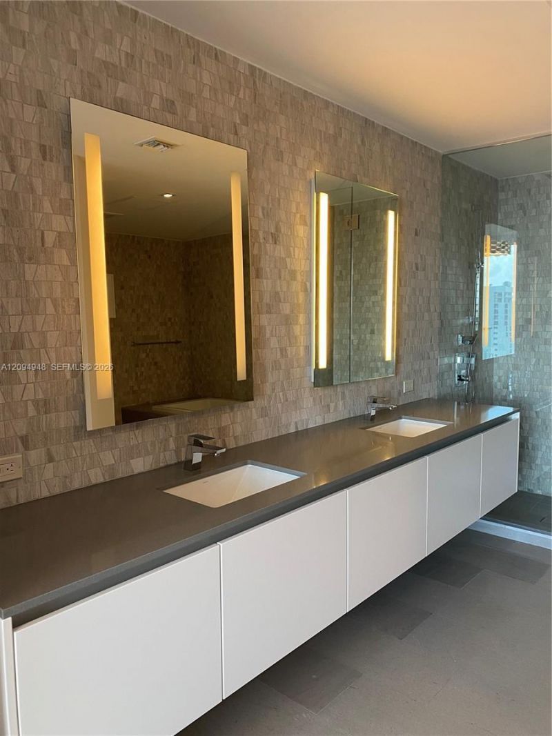 88 SW 7th St, Unit 1904, Miami, FL 33130 Photo