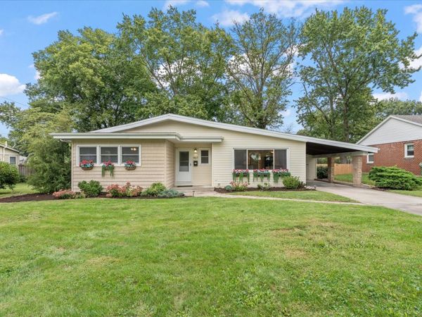 907 S Longview Road , Monticello, IL 61856