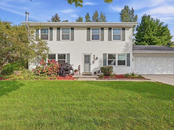 914 Kings Ridge Ct W, West Bend, WI 53090