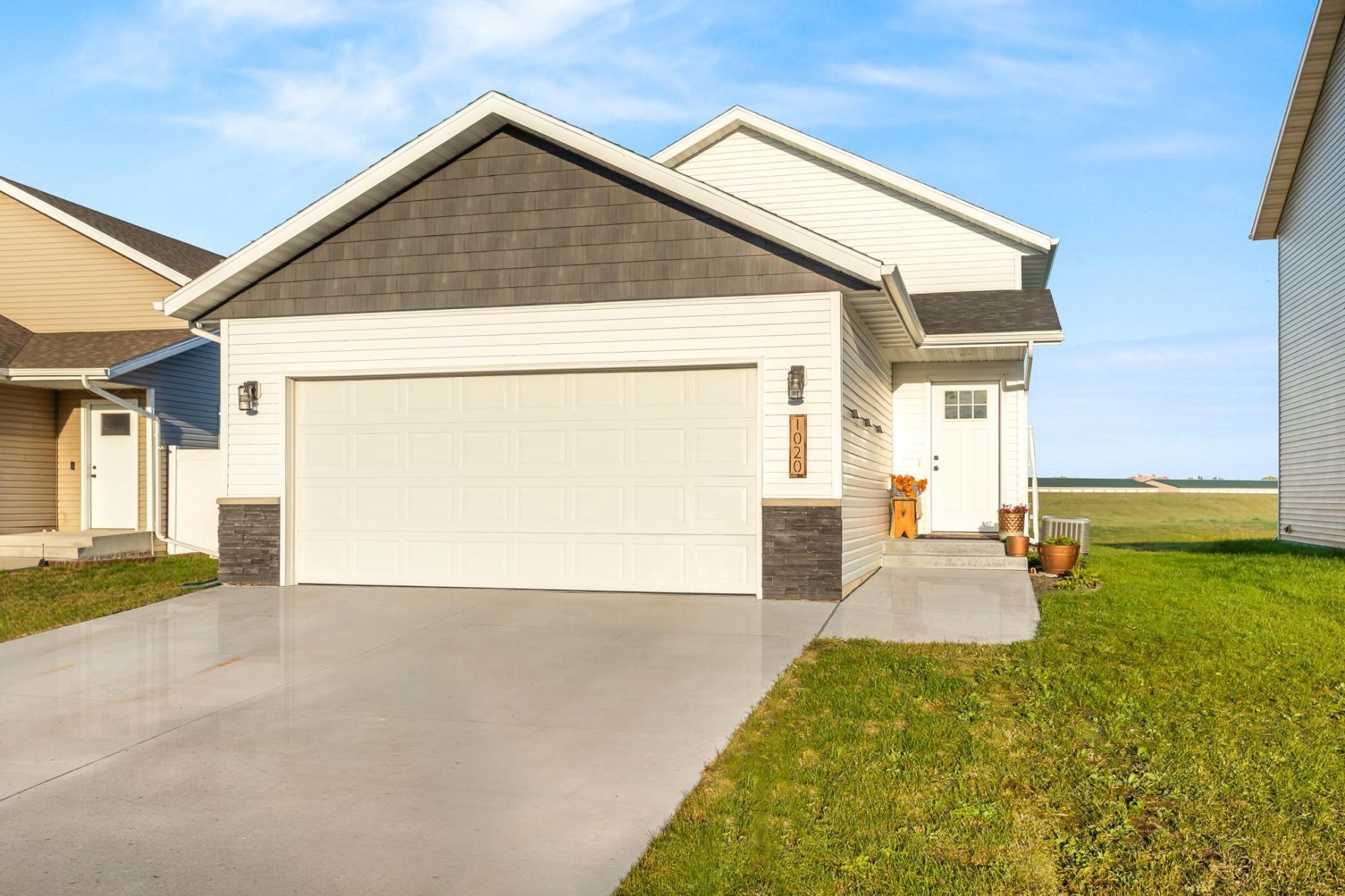 1020 Highland Lane W, West Fargo, ND 58078 Main Photo