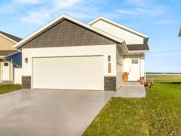 1020 Highland Lane W, West Fargo, ND 58078