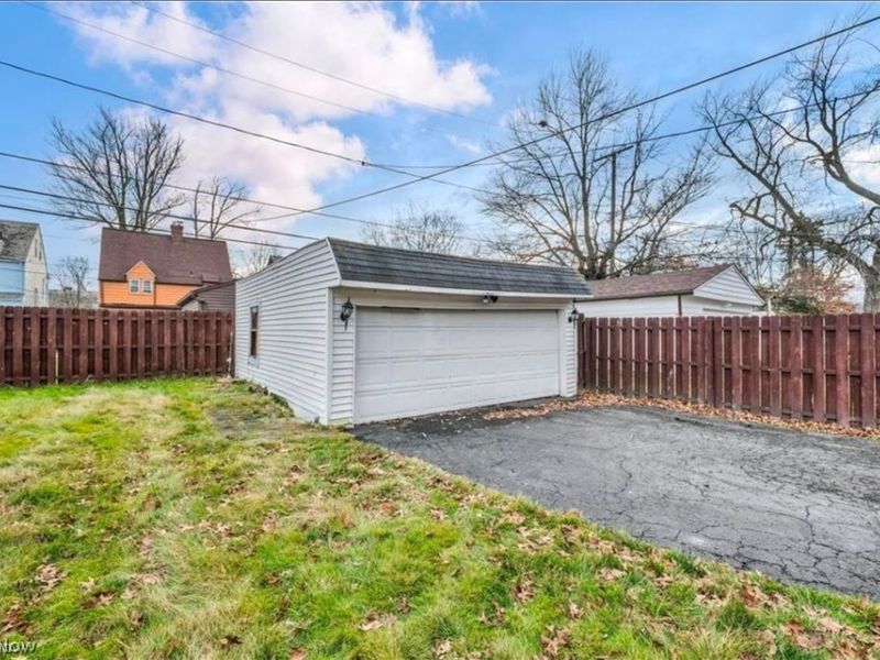 3946 Lansdale Road, University Heights, OH 44118 Photo 2